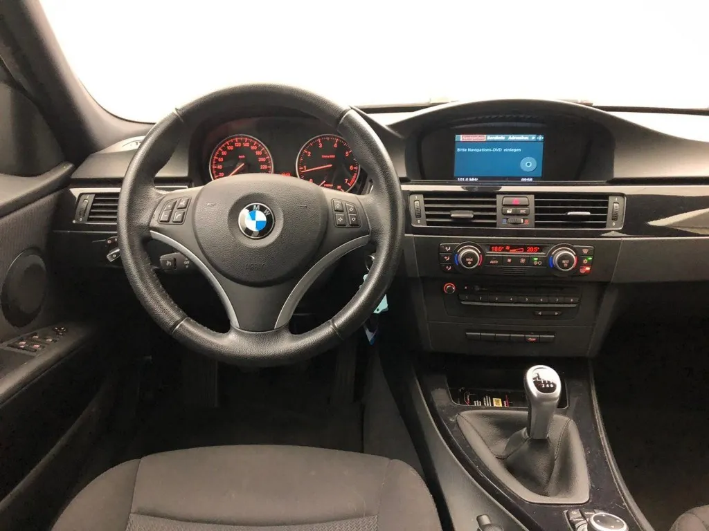 BMW 318 Touring 318i Luxury Line Navi Image 3